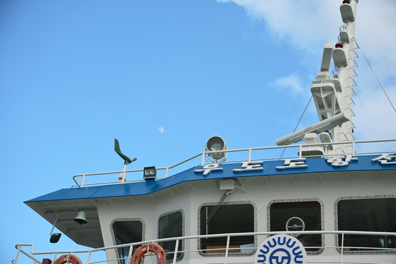 Ship bridge and mast fitted with radar and communication antennas